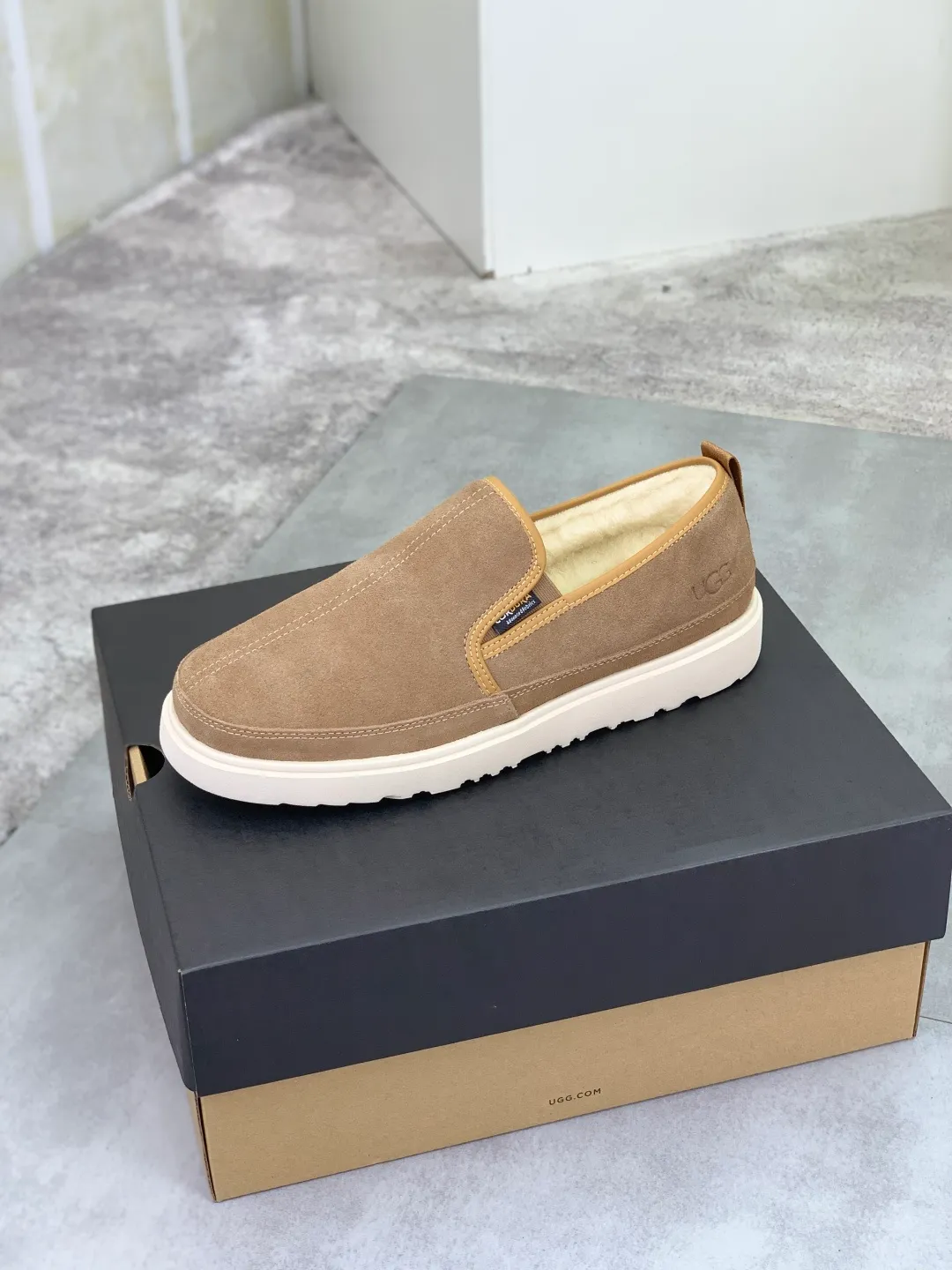 Men's men's shoes 💰P580 [New style] hot style 💰 versatile casual slip-on fur shoes 🆘 "Real Wool" [UGG] 👉 hot style men's shoes official website synchronization 🔰 quality [proud] is not comparable to the imitations in the general market 🌀 The upper is imported Italian frosted calfskin, and the lining: foot pad 🅰️ grade 🐑 real wool 👻 Only Grade A can show the effect The hand feels smooth and delicate 🔱The shoe shape is grand, only the factory can achieve it 🎄The perfect toughness of the original outsole 👻⬛️ can allow customers to bid farewell to one-time consumption. Real wool lining, super warm. Available in black or brown. Size: 39-44